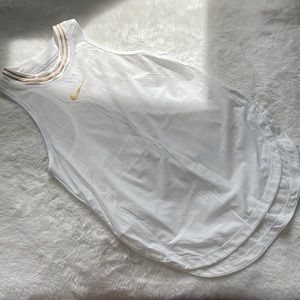 Nike sleeveles sport top.